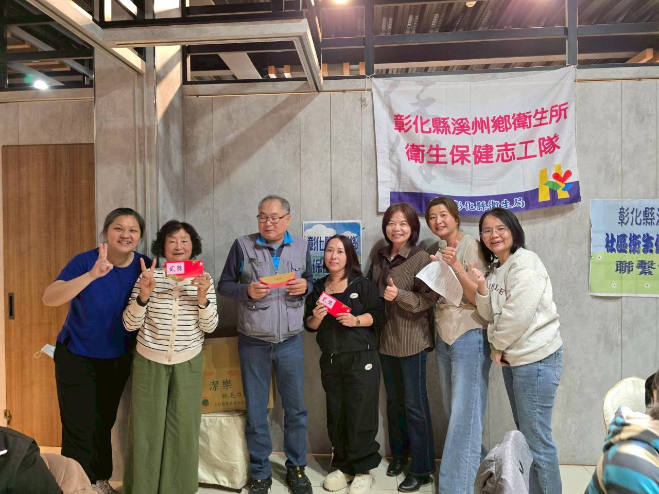 104年12月25日志工尾牙暨感恩餐會照片6