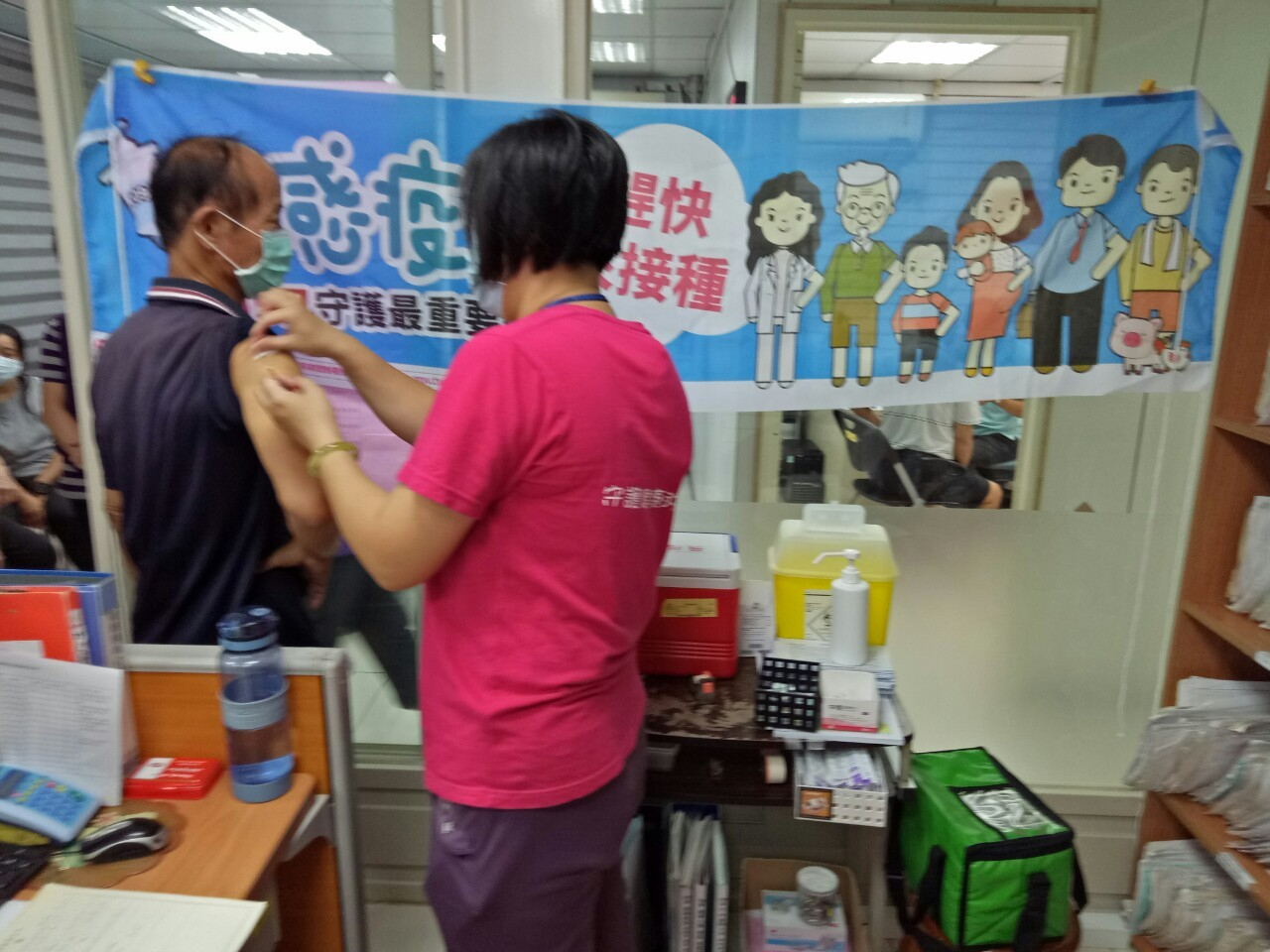 109年10月7日衛生所流感疫苗注射照片3