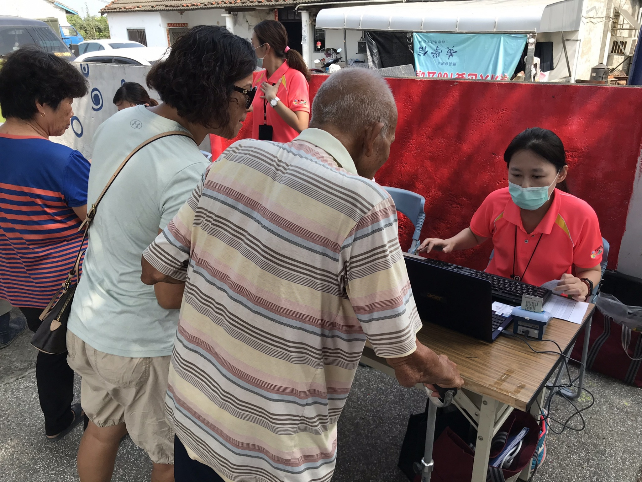 109年10月16日榮光活動中心流感設站照片2