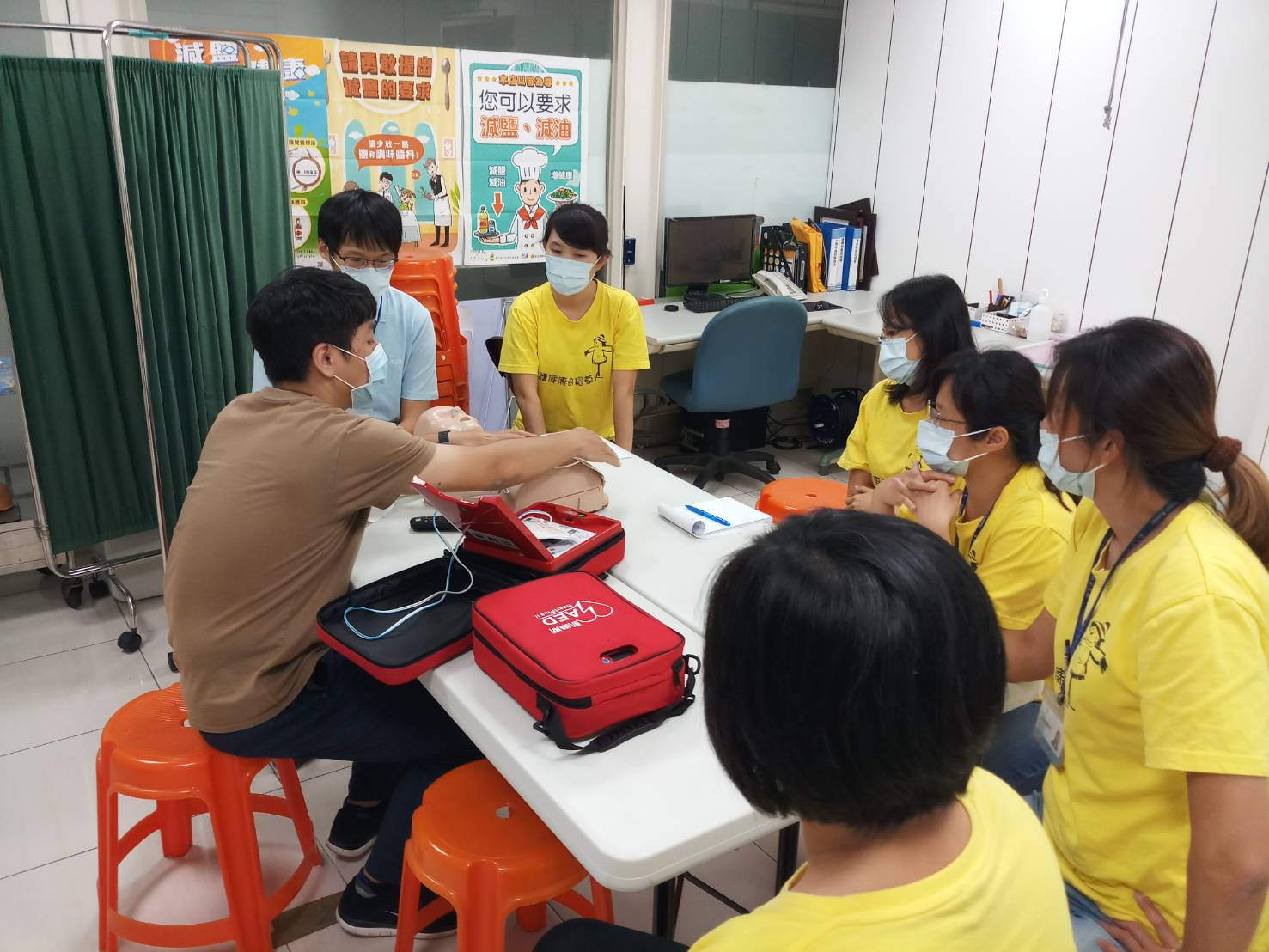 109年11月25日AED(自動體外心臟去顫器)訓練照片2