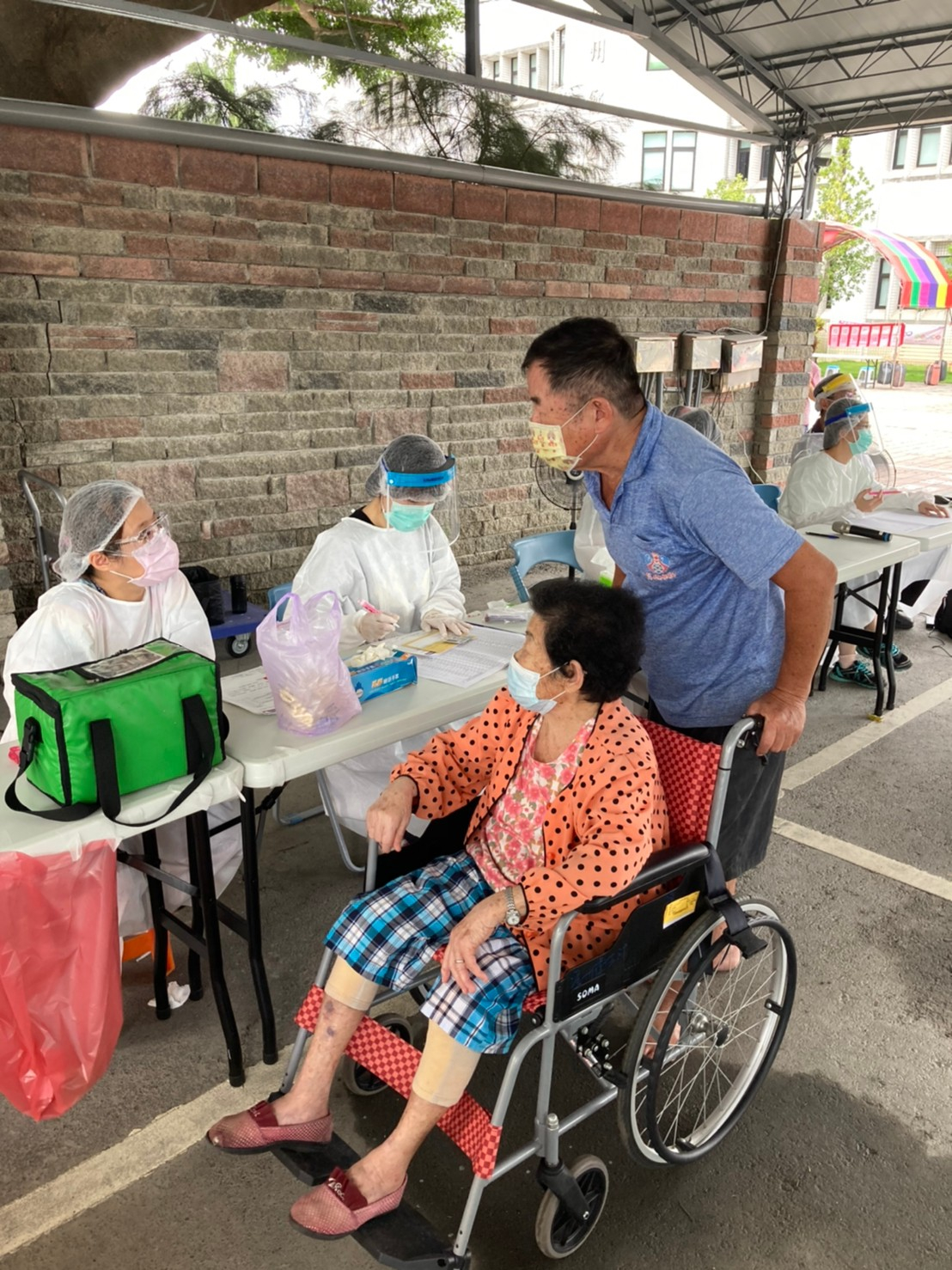 110年6月24日衛生所外85-89歲長者新冠疫苗注射照片3
