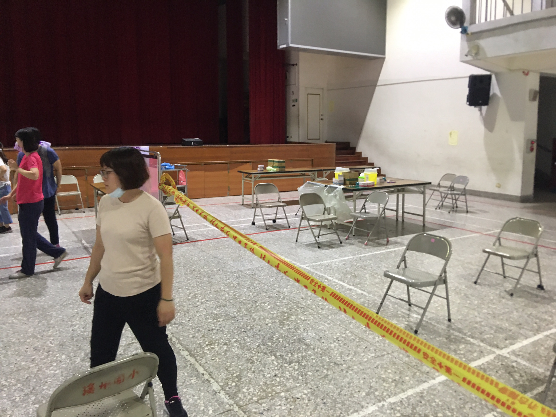 110年7月30日溪州國小設站新冠疫苗施打會場準備照片1