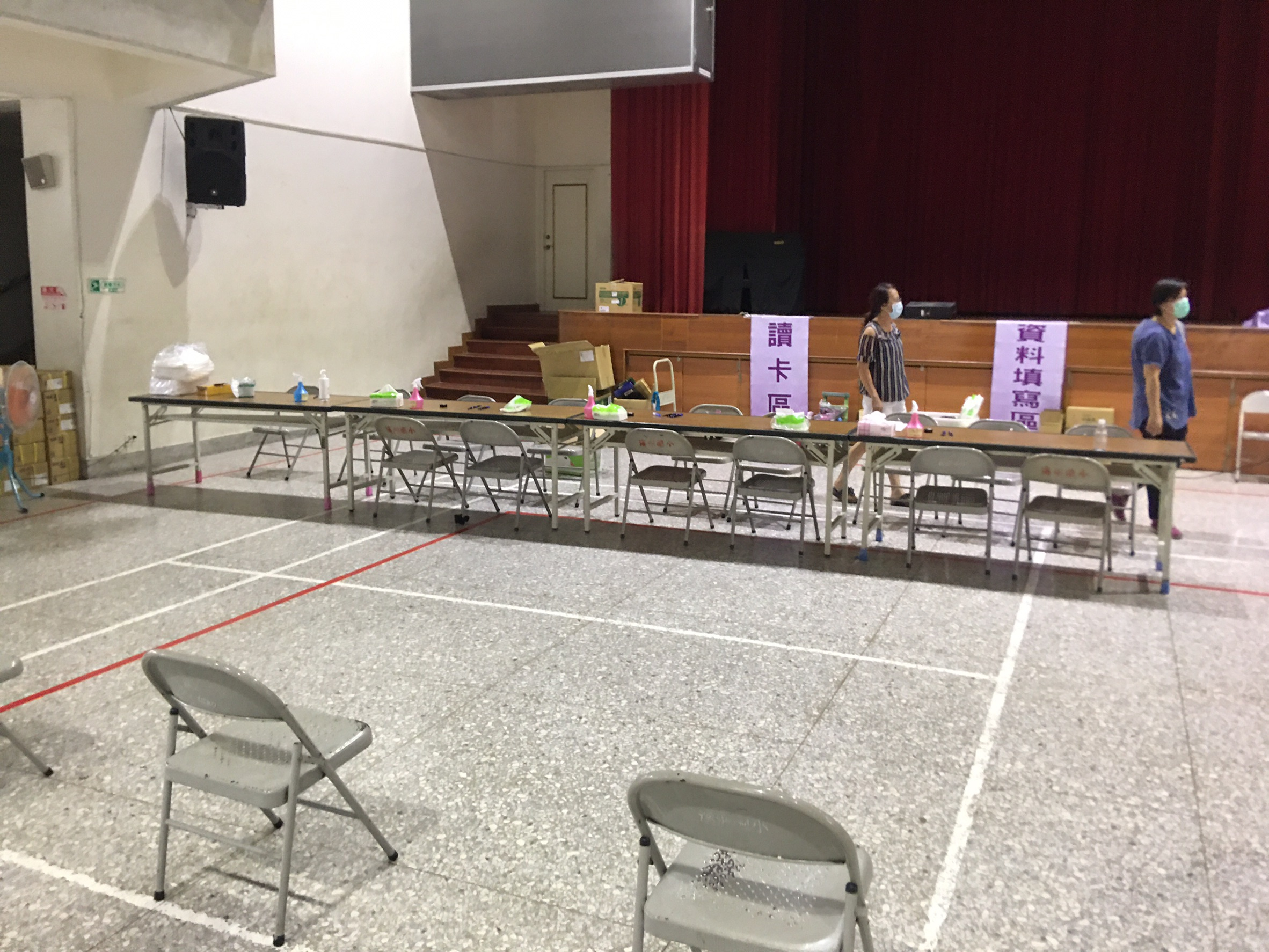 110年7月30日溪州國小設站新冠疫苗施打會場準備照片2
