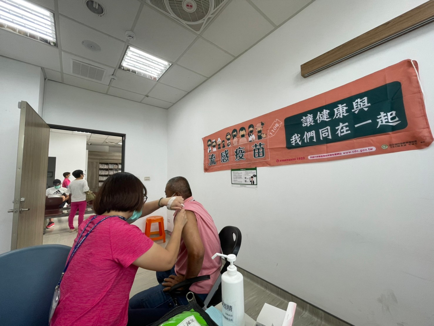 110年10月1日 長者流感疫苗開打照片1