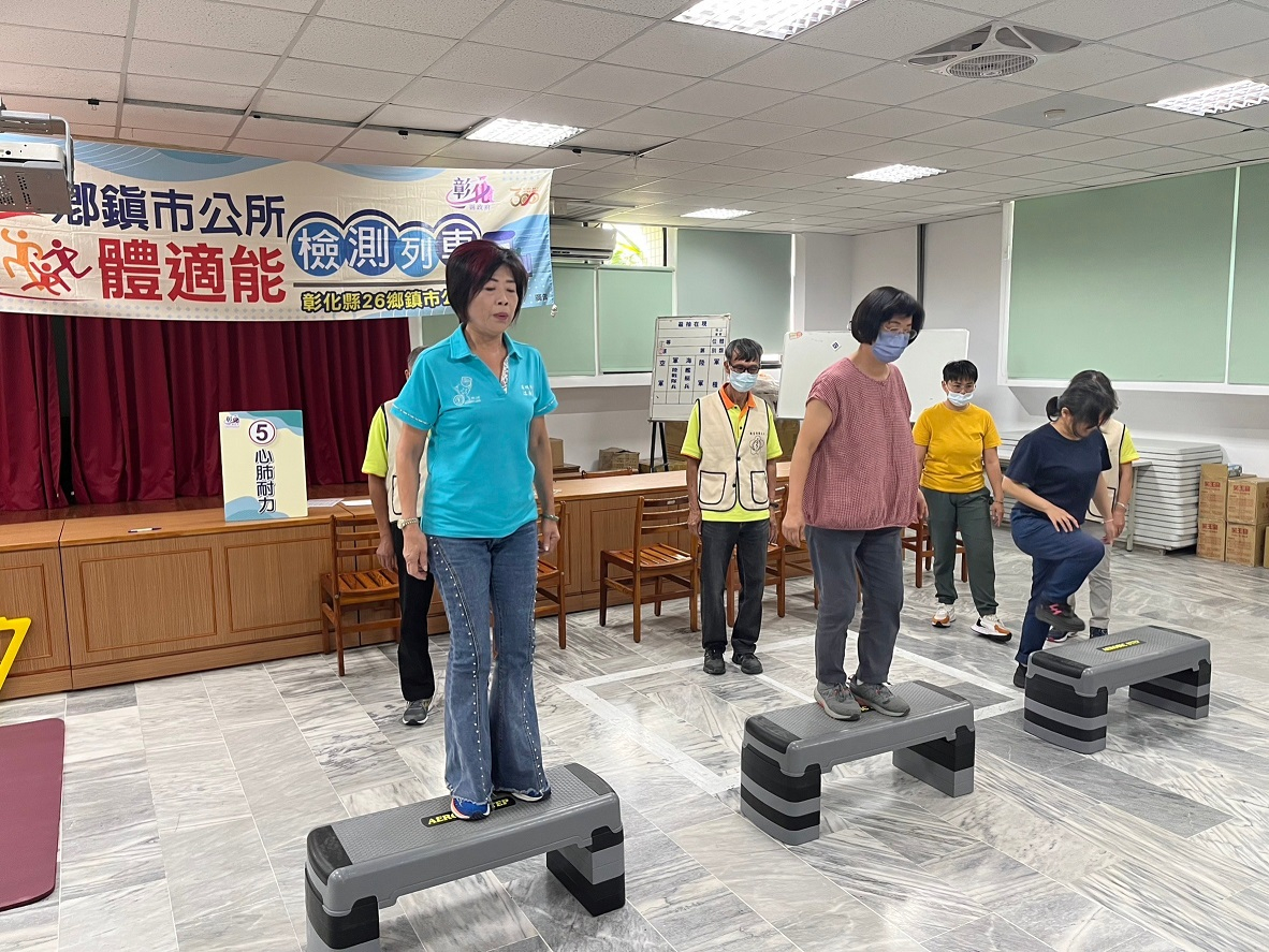 112年10月26日溪州鄉公所體適能列車 由鄉長江淑芬帶領下，共有57人參與檢測。照片4